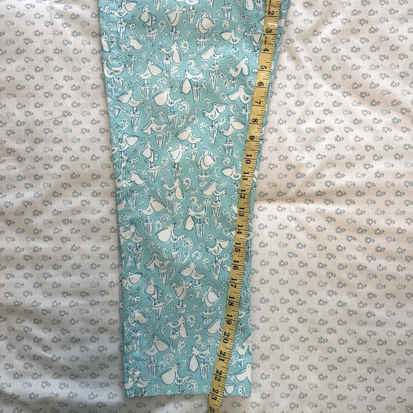 Lilly Pulitzer Turquoise with White Pelican Pattern Cropped Size 6 Pants - Picture 4 of 6
